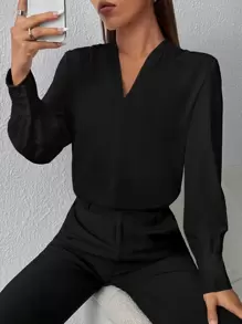 SHEIN PETITE 素色V領襯衫 - 黑色 - 查看 1