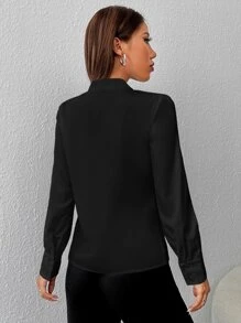 SHEIN PETITE 素色V領襯衫 - 黑色 - 查看 2