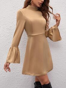 SHEIN Privé 垂墜露背荷葉袖連衣裙 - 卡其色 - 查看 4