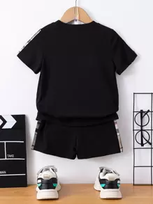 SHEIN Playful Pals Conjunto de pantalones cortos y top con cuello redondo de manga corta estilo escolar a cuadros negros para niño joven para el verano