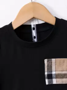 SHEIN Playful Pals Conjunto de pantalones cortos y top con cuello redondo de manga corta estilo escolar a cuadros negros para niño joven para el verano