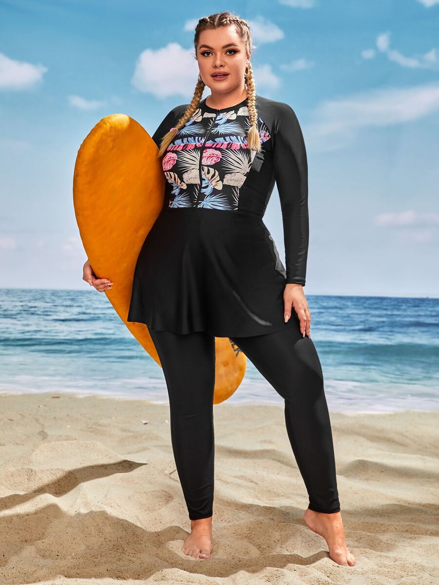 SHEIN Camiseta rash de protección solar de cobertura total con estampado tropical para tallas grandes, para la playa de verano - Negro - Ver 1