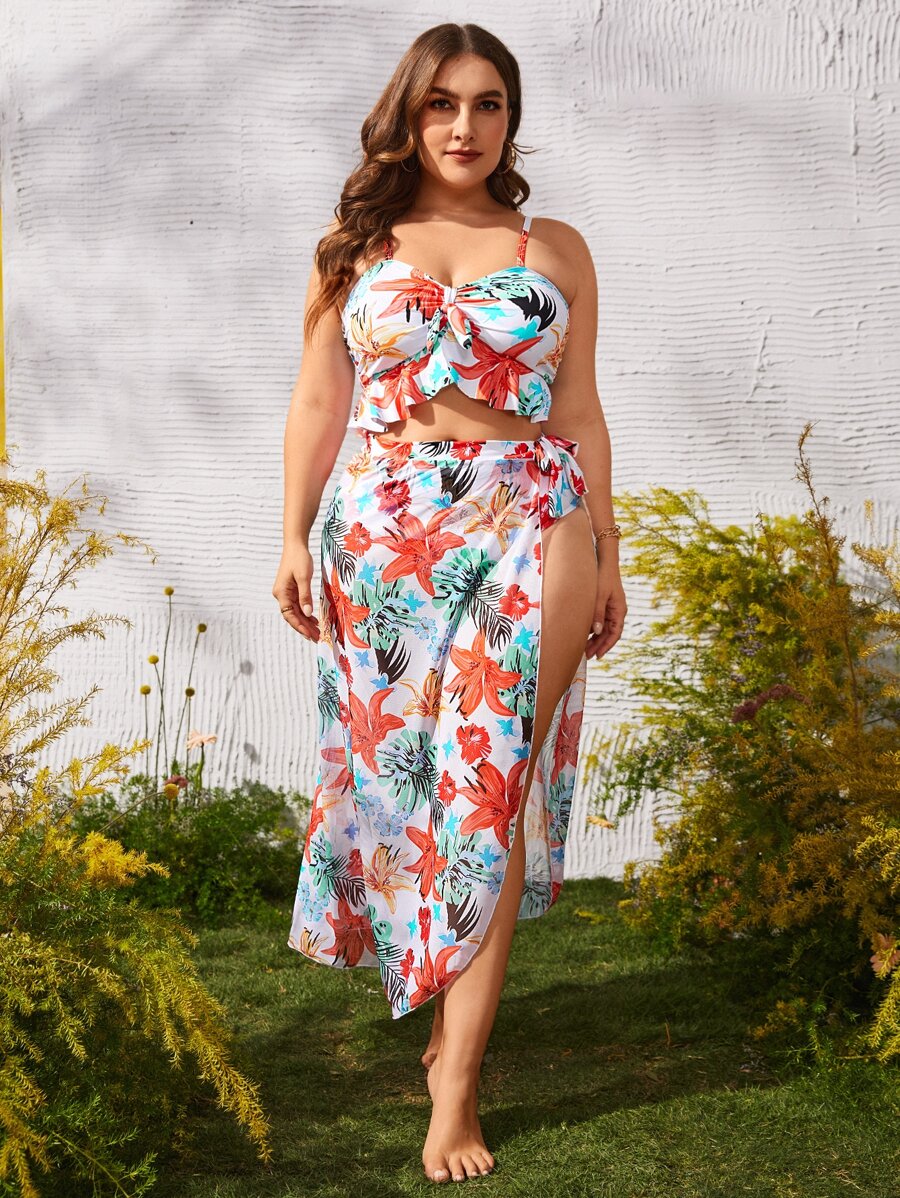 SHEIN Swim Curve Conjunto de bikini de 3 piezas de talla grande para la playa de verano con estampado tropical, top tipo camiseta con ribete de volantes anudado, bikini de cintura alta y falda de playa - Multicolor - Ver 1