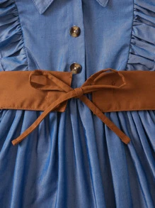 小女童荷葉邊襯衫洋裝和束腰帶