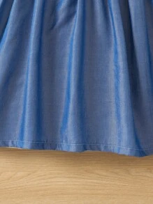 小女童荷葉邊襯衫洋裝和束腰帶