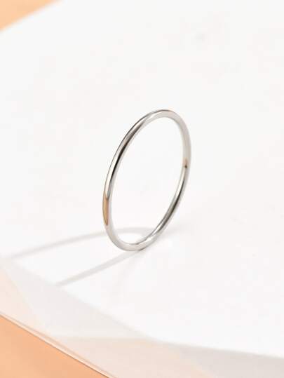 A Japanese and Korean fashion advanced simple smooth ring women's stainless steel jewelry suitable for dating and daily wear