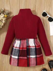 小女童高領T恤和格紋半身裙