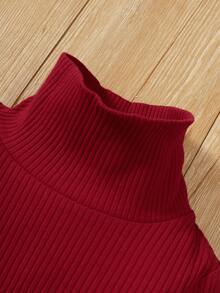 小女童高領T恤和格紋半身裙