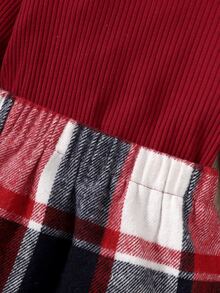 小女童高領T恤和格紋半身裙