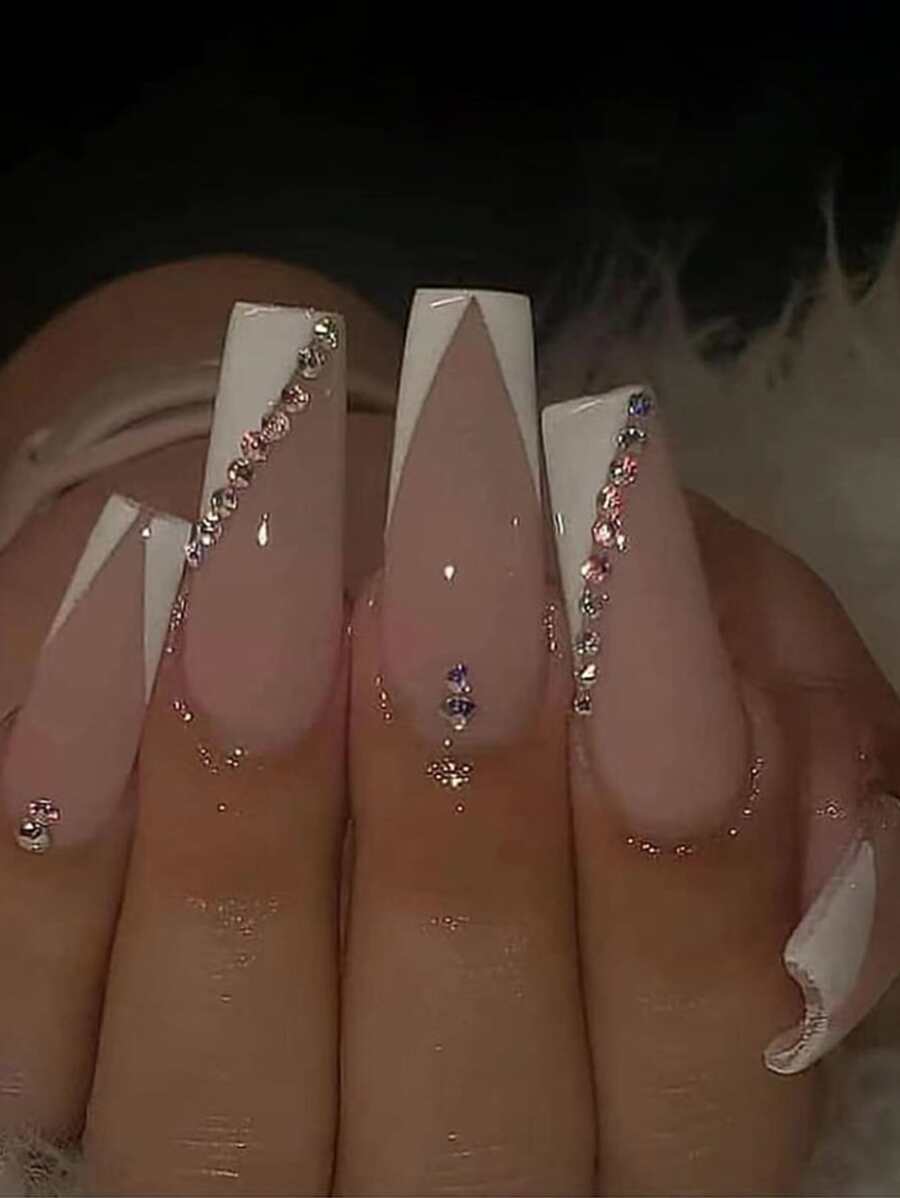 使用24入組長棺材白色法式3D水鑽裝飾假指甲和1入組指甲銼和1張膠帶打造迷人魅力 - 彩色 - 查看 1