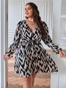 SHEIN Frenchy Vestido con estampado de manga con volante cruzado con cinturón de satén - Blanco y Negro - Ver 4