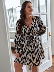 SHEIN Frenchy Vestido con estampado de manga con volante cruzado con cinturón de satén - Blanco y Negro - Ver 6