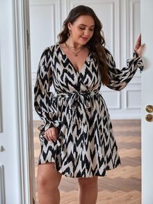 SHEIN Frenchy Vestido con estampado de manga con volante cruzado con cinturón de satén - Blanco y Negro - Ver 3