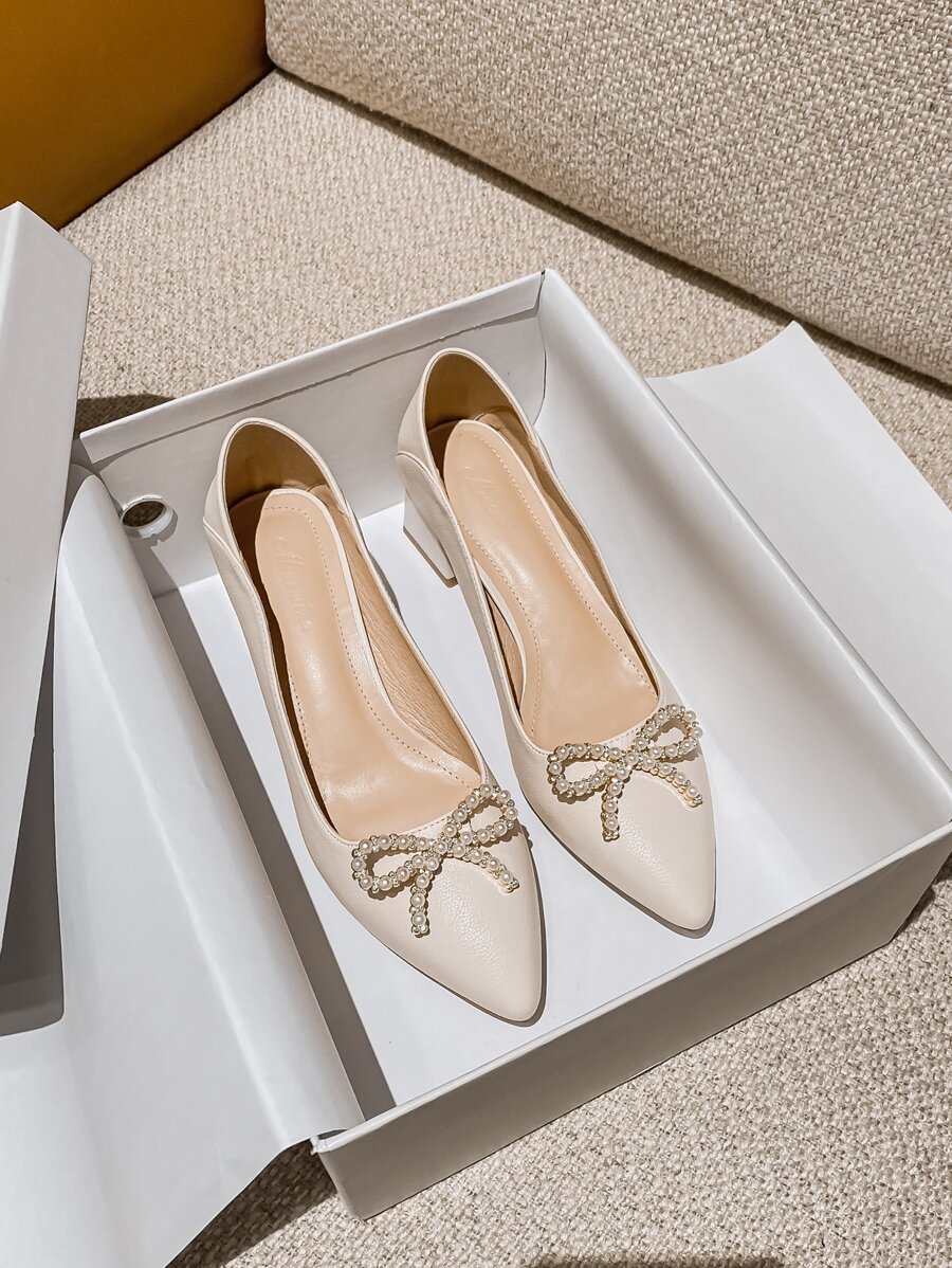 人造珍珠和蝴蝶結裝飾尖頭粗跟淺口高跟鞋 - 米色 - 查看 1