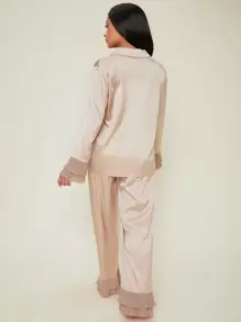 Conjunto de pijama con blusa de satén con cuello en pico y pantalones con dobladillo de volantes - Champán - Ver 2