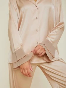 Conjunto de pijama con blusa de satén con cuello en pico y pantalones con dobladillo de volantes - Champán - Ver 6