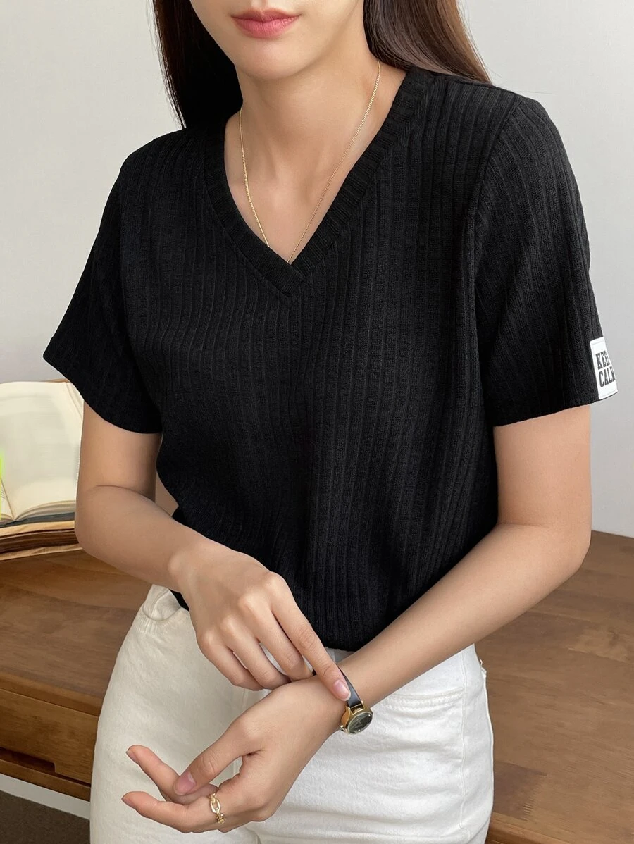 DAZY Camiseta tejida de canalé con diseño de parche de letra - Negro - Ver 1