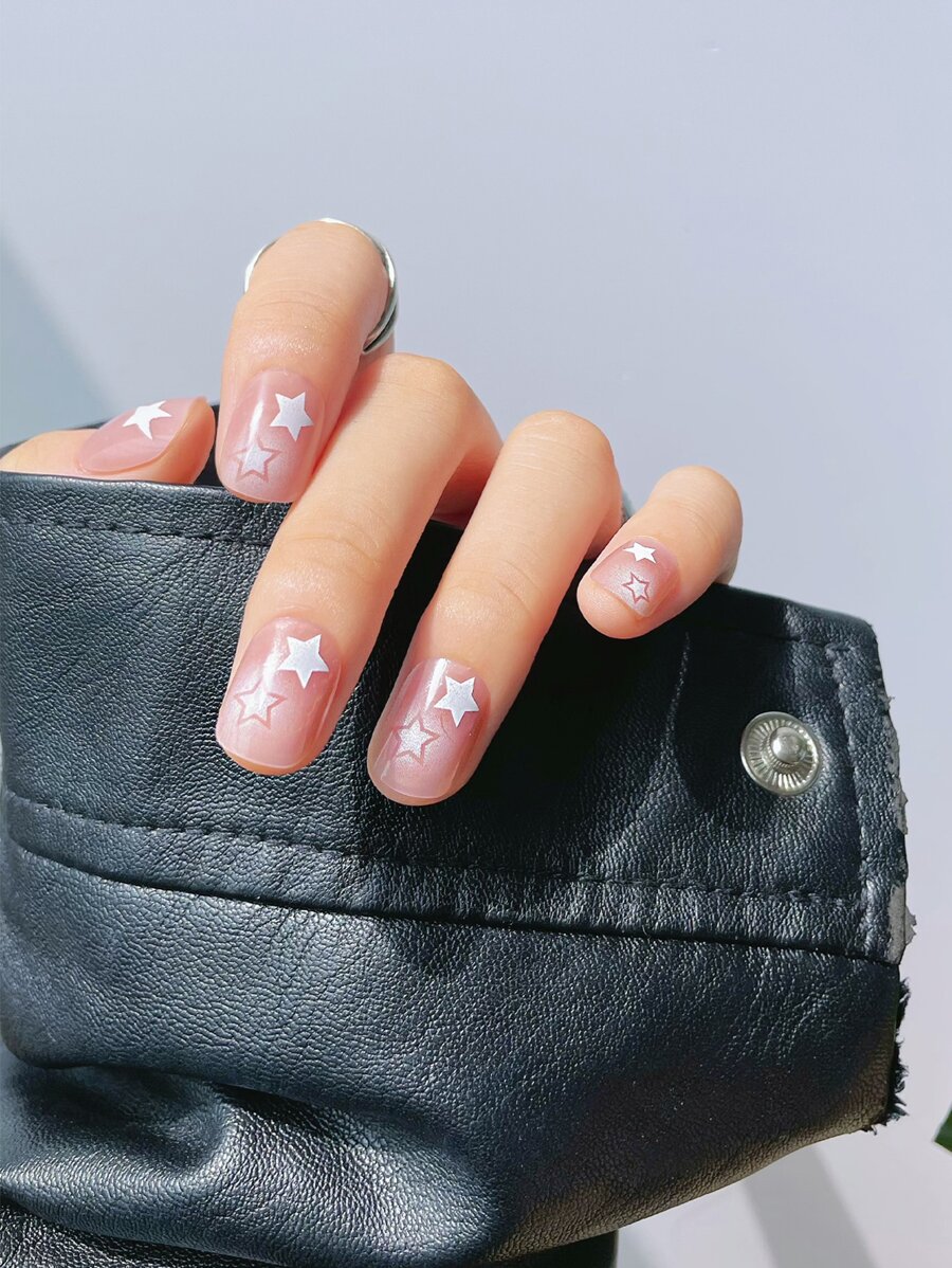 使用24入組短方形星星圖案假指甲和1入組指甲銼和1張膠帶立即升級您造型