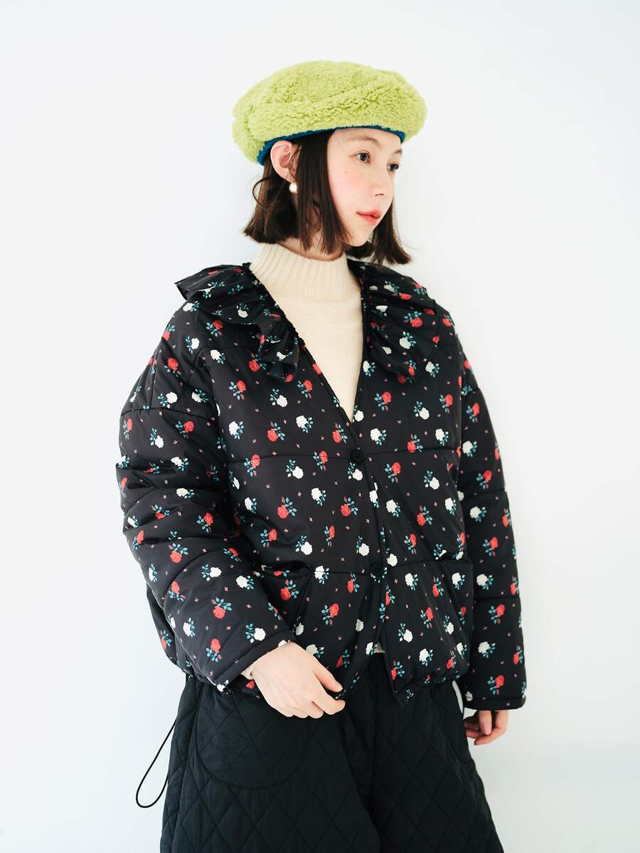 Abrigo acolchado de cuello fruncido con estampado floral - Negro - Ver 1