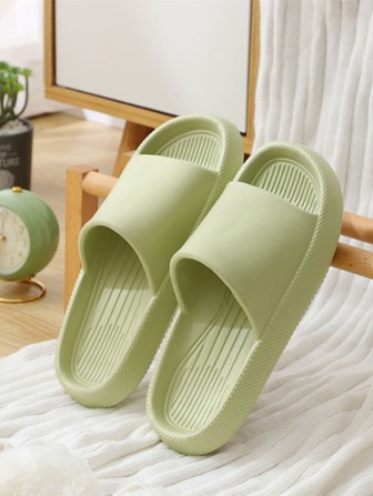 Tjocksulad dam Eva Fashionabla och bekväma inomhustofflor för hemmabruk