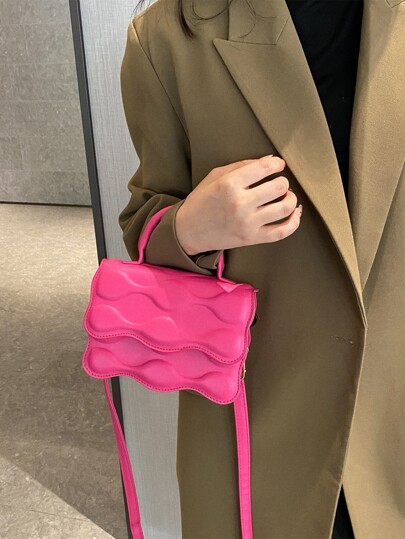 Bolsa creativa mini neón rosado en relieve geométrico con solapa