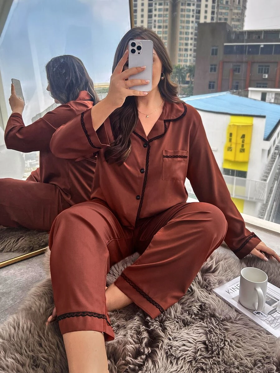 Conjunto de pijama pantalones con blusa ribete en contraste de satén