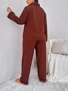 Conjunto de pijama pantalones con blusa ribete en contraste de satén