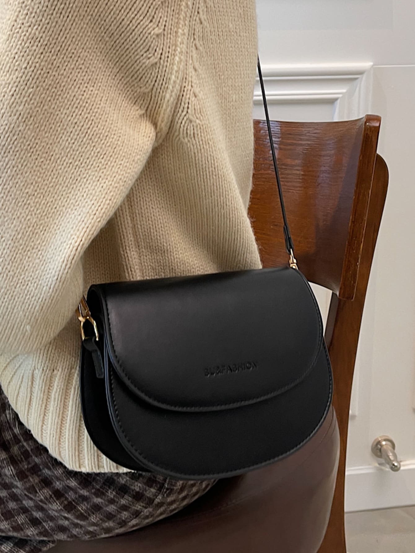 防水、輕盈、復古字母壓花翻蓋馬鞍包，商務休閒風格，適合少女、女士、大學生、菜鳥和白領。非常適合辦公室、大學、工作、商務、通勤、戶外、旅行和郊遊。 - 黑色 - 查看 1