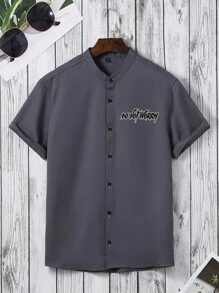 Manfinity Hombres Camisa con estampado de conejo y slogan - Gris Oscuro - Ver 2