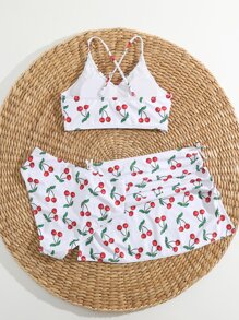 少女樱桃印花比基尼套装和沙滩裙夏日海滩