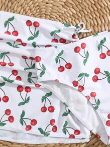 少女樱桃印花比基尼套装和沙滩裙夏日海滩