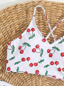 少女樱桃印花比基尼套装和沙滩裙夏日海滩