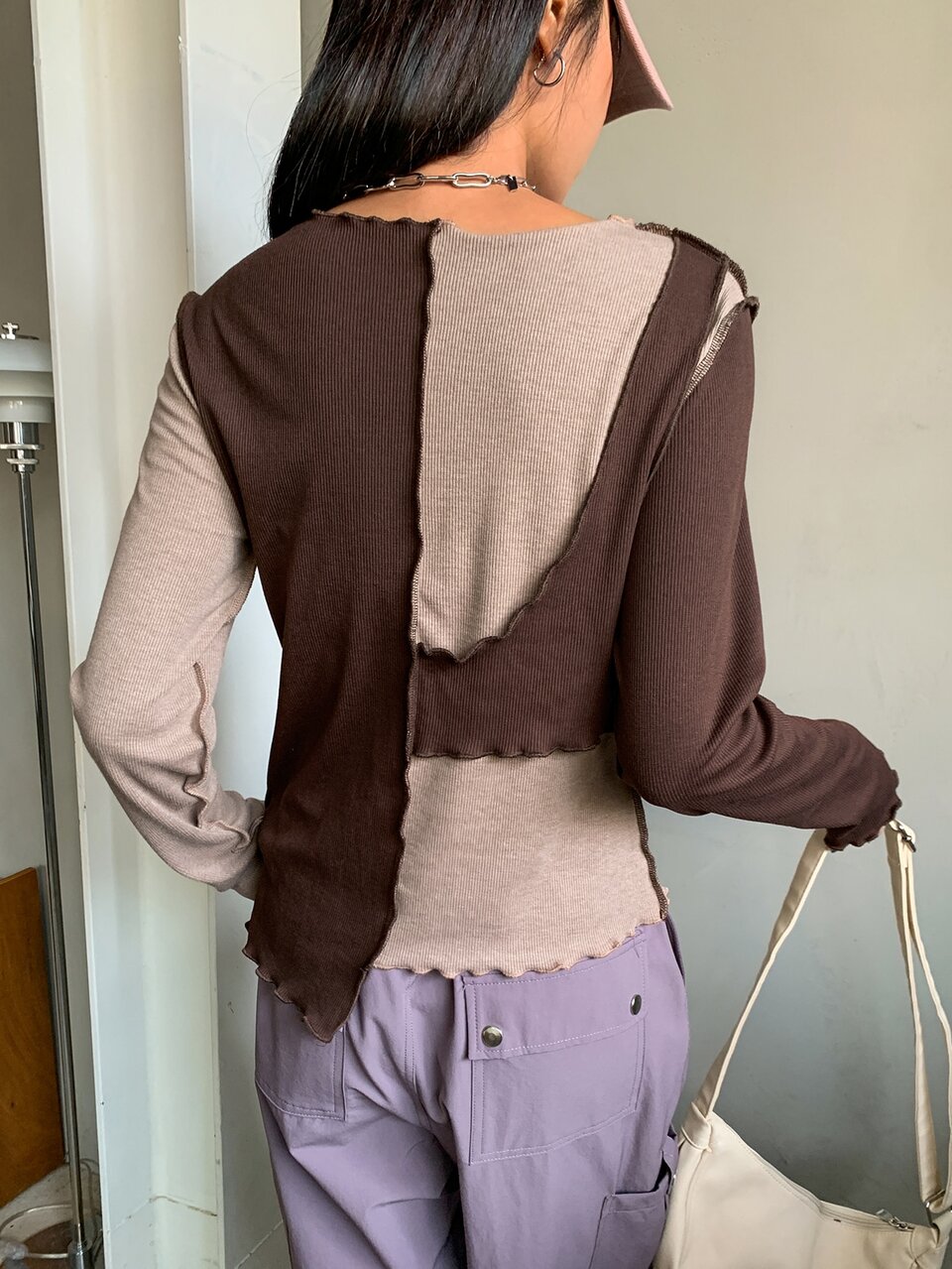 Color Block Top-stitching Asymmetrical Hem Tee