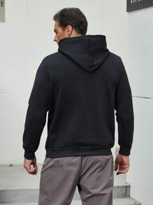 Manfinity Homme Hombres Capucha con patrón de letra con bolsillo de canguro con cordón - Negro - Ver 2