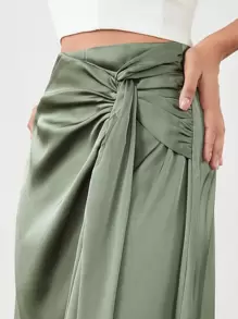 SHEIN Privé 前扭結緞面半身裙工作服