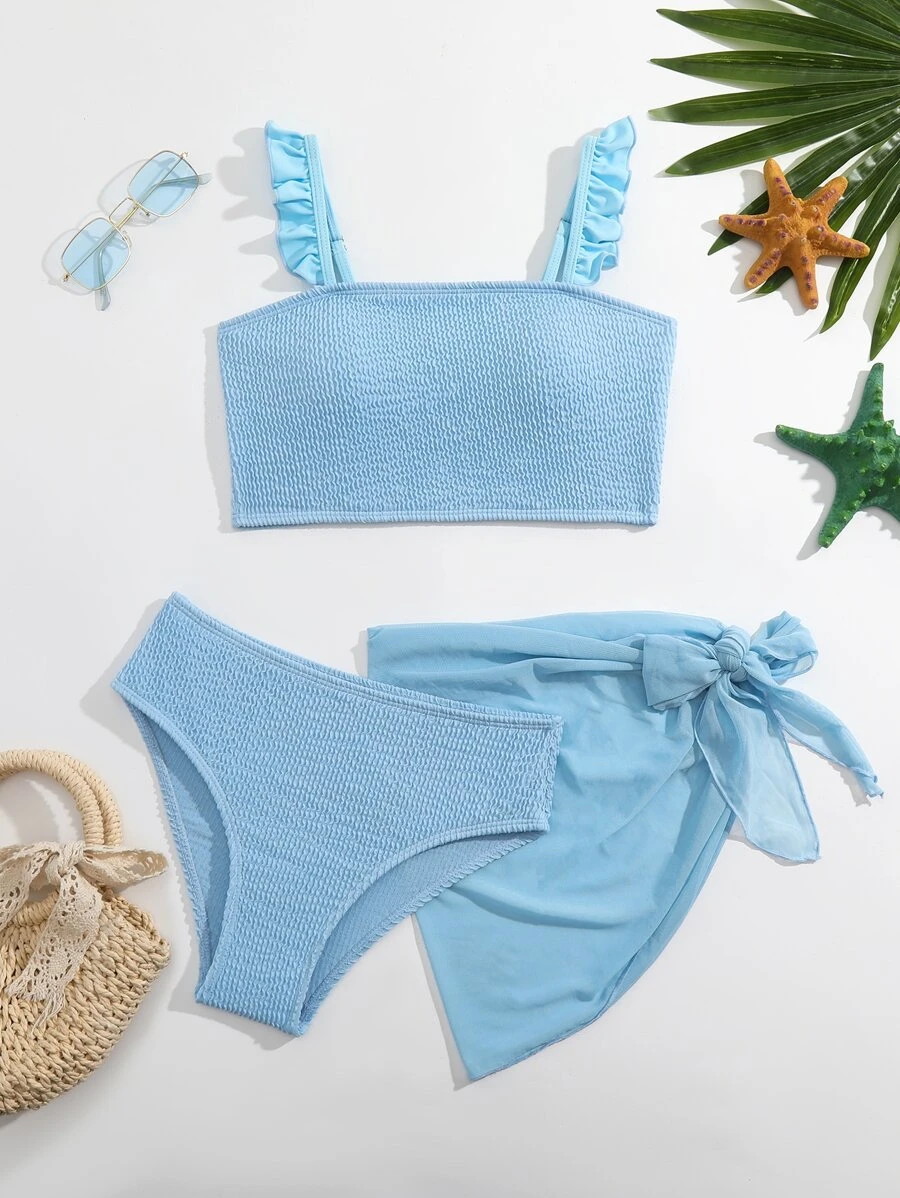 青少年女孩荷叶边褶饰比基尼套装，配有沙滩裙，夏季海滩