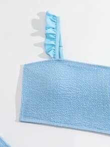 青少年女孩荷叶边褶饰比基尼套装，配有沙滩裙，夏季海滩