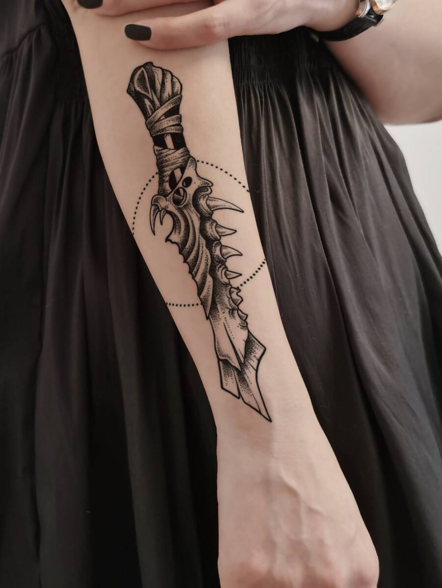 紋身貼紙,1張劍圖案一次性紋身適合女士,紋身貼紙成年人,逼真紋身貼劍圖案,適合女士和女孩 - 黑色 - 查看 1