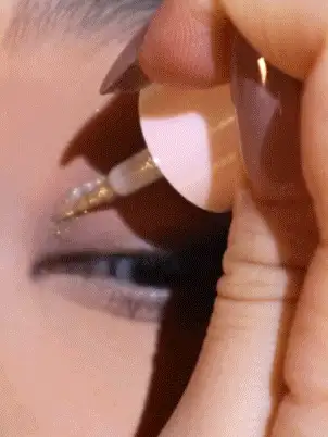 SHEGLAM Insta- 閃光眼線液五彩紙屑液體眼影凝膠金色高光澤持久高色度持久液體眼線液促銷 眼影 品牌 美容 化妝 化妝品 適合女性與女孩 完美搭配冬季 Y2K 時尚 流行 生日禮物 假期 派對準備就緒 最佳顏色