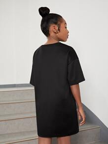 SHEIN Chicas Vestido estilo camiseta de hombros caídos con diseño de parche de letra - Negro - Ver 2