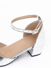 Tacones de color metálico con cocodrilo en relieve de punta con tacón grueso tira tobillera - Plateado - Ver 4