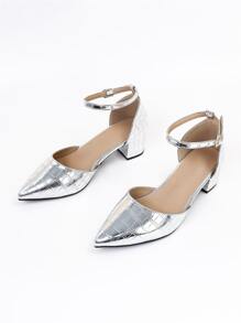 Tacones de color metálico con cocodrilo en relieve de punta con tacón grueso tira tobillera - Plateado - Ver 8