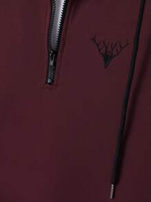 Manfinity Homme Hombres Capucha ciervo con bordado cremallera cuarta con cordón - Burdeos - Ver 4