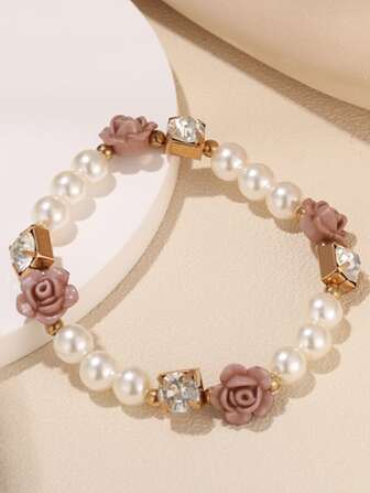 花朵和人造珍珠裝飾的串珠手鍊