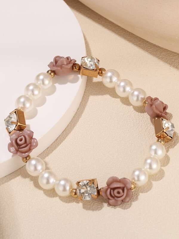 花朵和人造珍珠裝飾的串珠手鍊