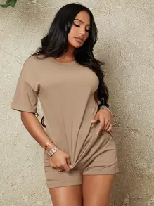 SHEIN SXY Shorts con camiseta de hombros caídos - Caqui - Ver 2