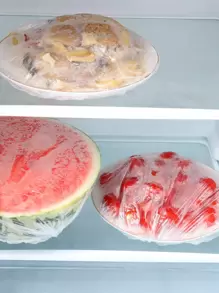 100 piezas Película desechable de preservación de alimentos PE, cubierta elástica transparente de cocina para aislar los olores de los alimentos del refrigerador - Blanco - Ver 1