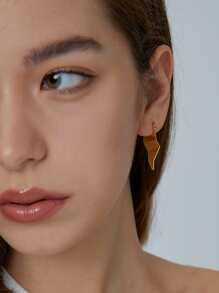 Charm-In 一对专为女性设计的高品质镀铜金耳环，具有几何切割和光滑的表面形状。