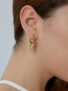 Charm-In 一对专为女性设计的高品质镀铜金耳环，具有几何切割和光滑的表面形状。