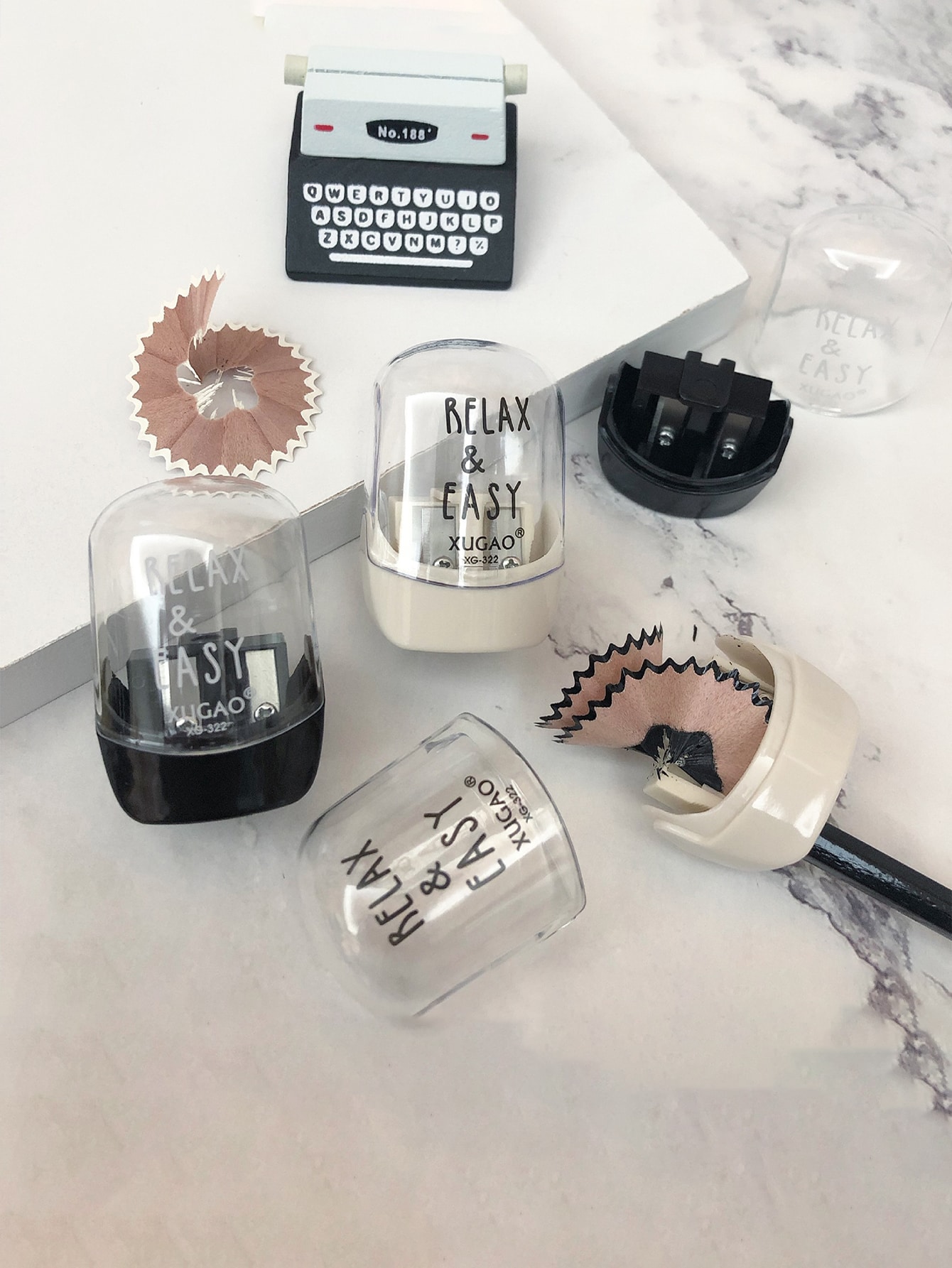 مبرأة قلم رصاص لون عشوائي قطعة واحدة